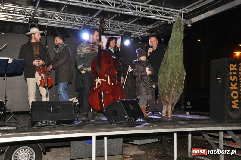 Zdjęcie w galerii na portalu naszraciborz.pl: Strażacka choinka i beskidzka kapela na jarmarku w Kuźni Raciborskiej wiadomości z regionu