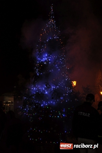 Zdjęcie w galerii na portalu naszraciborz.pl: Strażacka choinka i beskidzka kapela na jarmarku w Kuźni Raciborskiej wiadomości z regionu