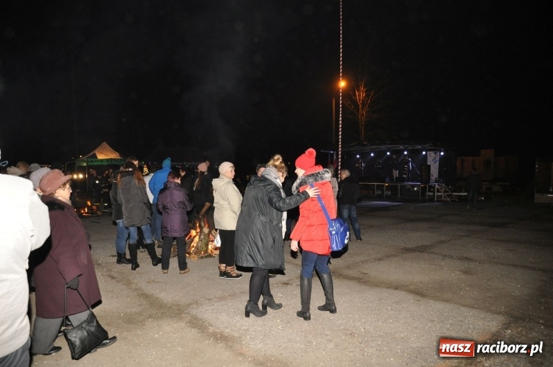 Zdjęcie w galerii na portalu naszraciborz.pl: Strażacka choinka i beskidzka kapela na jarmarku w Kuźni Raciborskiej wiadomości z regionu