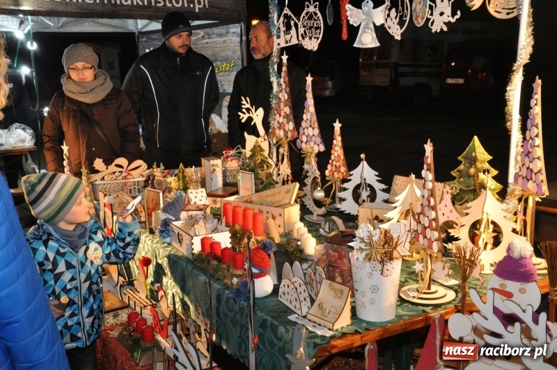 Zdjęcie w galerii na portalu naszraciborz.pl: Strażacka choinka i beskidzka kapela na jarmarku w Kuźni Raciborskiej wiadomości z regionu