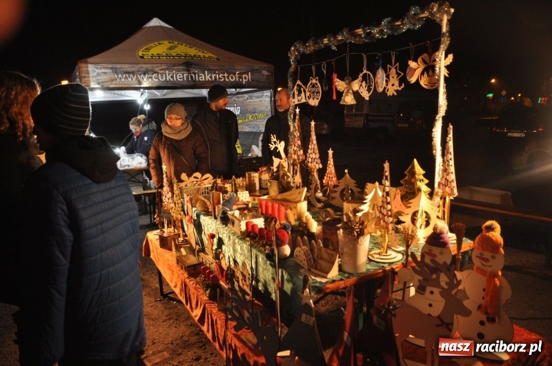 Zdjęcie w galerii na portalu naszraciborz.pl: Strażacka choinka i beskidzka kapela na jarmarku w Kuźni Raciborskiej wiadomości z regionu