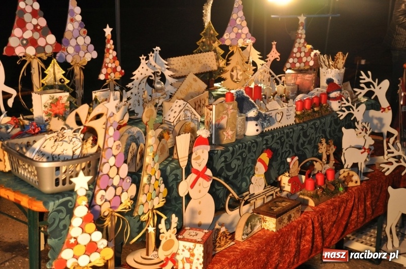 Zdjęcie w galerii na portalu naszraciborz.pl: Strażacka choinka i beskidzka kapela na jarmarku w Kuźni Raciborskiej wiadomości z regionu