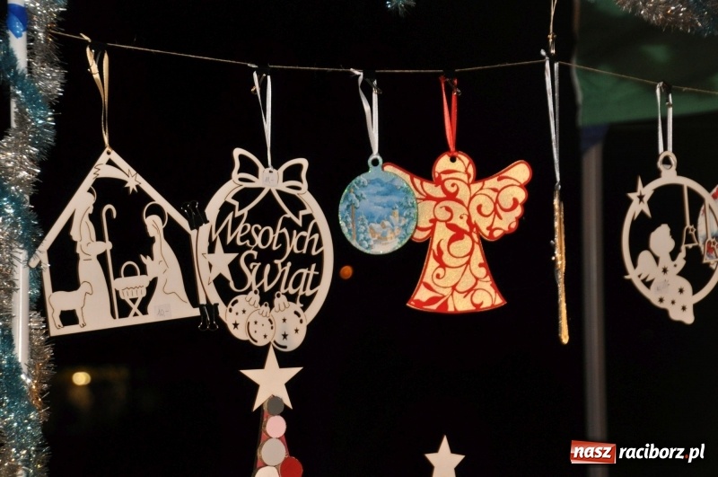 Zdjęcie w galerii na portalu naszraciborz.pl: Strażacka choinka i beskidzka kapela na jarmarku w Kuźni Raciborskiej wiadomości z regionu