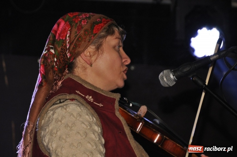 Zdjęcie w galerii na portalu naszraciborz.pl: Strażacka choinka i beskidzka kapela na jarmarku w Kuźni Raciborskiej wiadomości z regionu