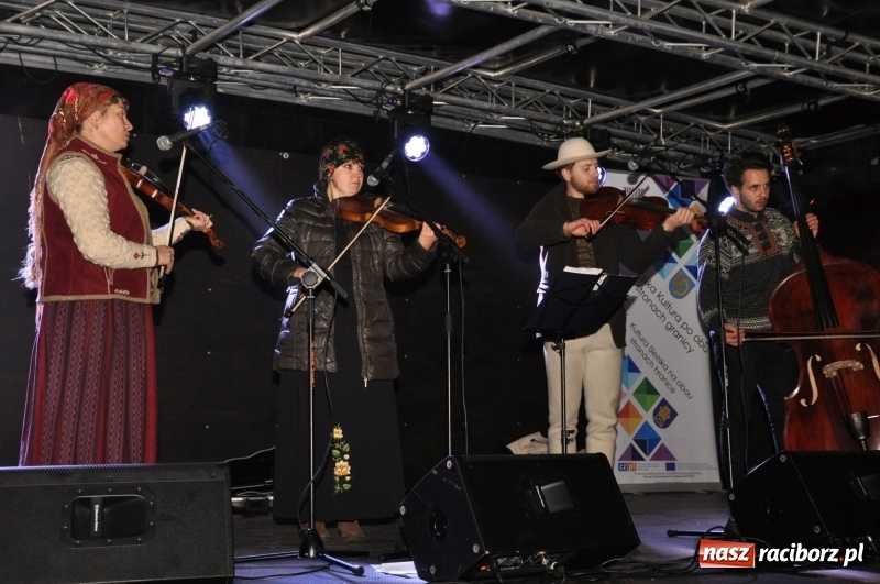 Zdjęcie w galerii na portalu naszraciborz.pl: Strażacka choinka i beskidzka kapela na jarmarku w Kuźni Raciborskiej wiadomości z regionu