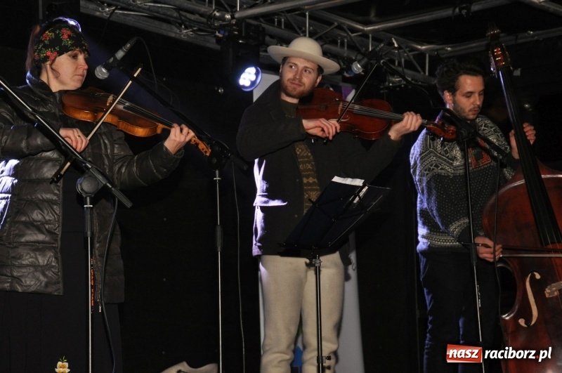 Zdjęcie w galerii na portalu naszraciborz.pl: Strażacka choinka i beskidzka kapela na jarmarku w Kuźni Raciborskiej wiadomości z regionu