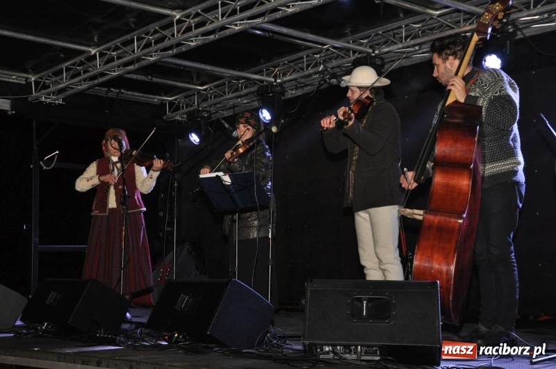 Zdjęcie w galerii na portalu naszraciborz.pl: Strażacka choinka i beskidzka kapela na jarmarku w Kuźni Raciborskiej wiadomości z regionu