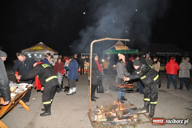 Zdjęcie w galerii na portalu naszraciborz.pl: Strażacka choinka i beskidzka kapela na jarmarku w Kuźni Raciborskiej wiadomości z regionu