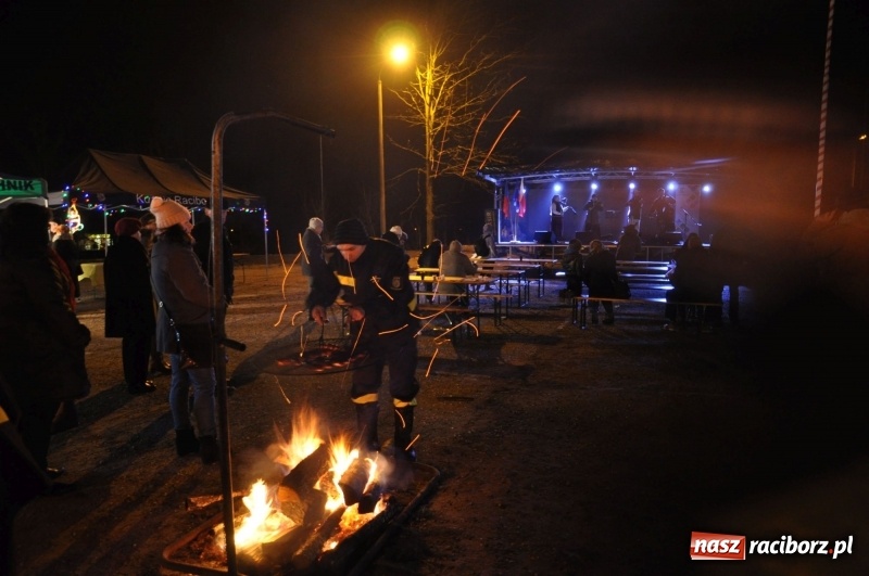 Zdjęcie w galerii na portalu naszraciborz.pl: Strażacka choinka i beskidzka kapela na jarmarku w Kuźni Raciborskiej wiadomości z regionu
