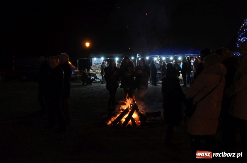 Zdjęcie w galerii na portalu naszraciborz.pl: Strażacka choinka i beskidzka kapela na jarmarku w Kuźni Raciborskiej wiadomości z regionu