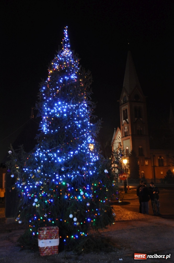 Zdjęcie w galerii na portalu naszraciborz.pl: Strażacka choinka i beskidzka kapela na jarmarku w Kuźni Raciborskiej wiadomości z regionu