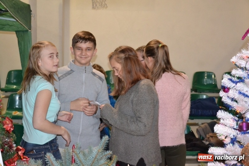 Zdjęcie w galerii na portalu naszraciborz.pl: Szkolny kiermasz w Rudach znów zgromadził tłumy wiadomości z regionu