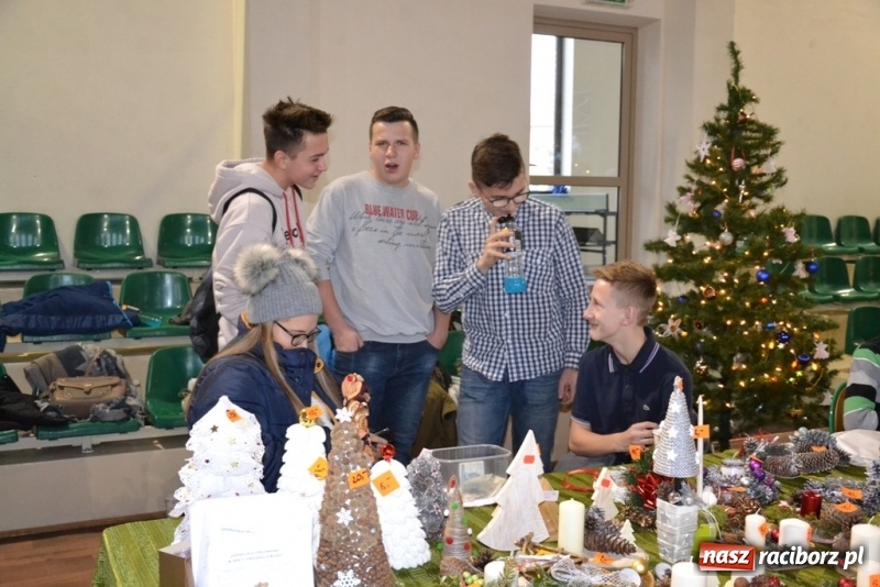 Zdjęcie w galerii na portalu naszraciborz.pl: Szkolny kiermasz w Rudach znów zgromadził tłumy wiadomości z regionu