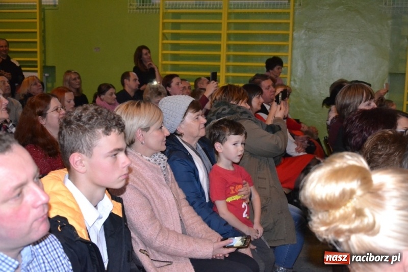 Zdjęcie w galerii na portalu naszraciborz.pl: Szkolny kiermasz w Rudach znów zgromadził tłumy wiadomości z regionu