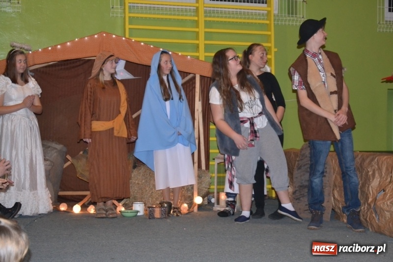 Zdjęcie w galerii na portalu naszraciborz.pl: Szkolny kiermasz w Rudach znów zgromadził tłumy wiadomości z regionu