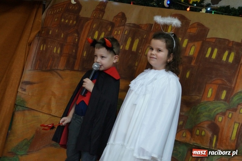 Zdjęcie w galerii na portalu naszraciborz.pl: Maryja ze smartfonem, dary dla Jezusa z Biedronki, czyli jasełka w Nędzy na wesoło  wiadomości z regionu