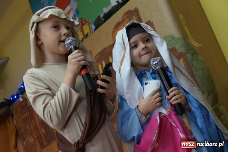 Zdjęcie w galerii na portalu naszraciborz.pl: Maryja ze smartfonem, dary dla Jezusa z Biedronki, czyli jasełka w Nędzy na wesoło  wiadomości z regionu