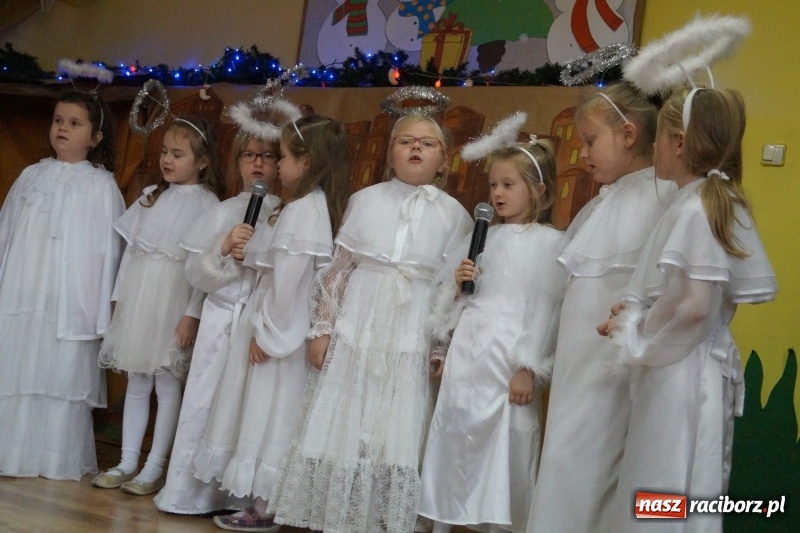 Zdjęcie w galerii na portalu naszraciborz.pl: Maryja ze smartfonem, dary dla Jezusa z Biedronki, czyli jasełka w Nędzy na wesoło  wiadomości z regionu