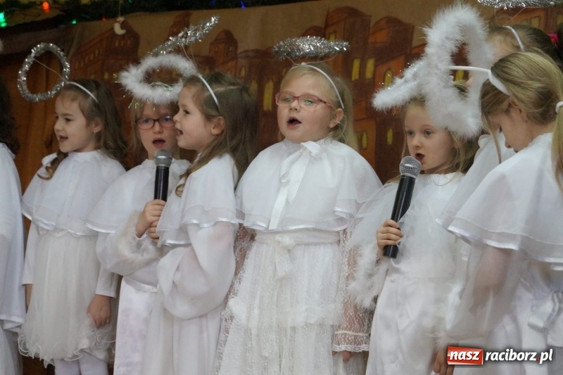Zdjęcie w galerii na portalu naszraciborz.pl: Maryja ze smartfonem, dary dla Jezusa z Biedronki, czyli jasełka w Nędzy na wesoło  wiadomości z regionu