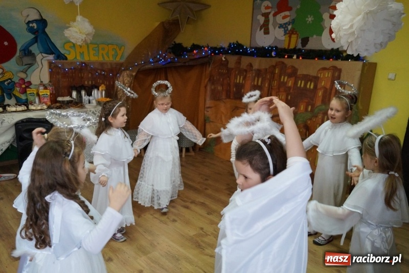 Zdjęcie w galerii na portalu naszraciborz.pl: Maryja ze smartfonem, dary dla Jezusa z Biedronki, czyli jasełka w Nędzy na wesoło  wiadomości z regionu