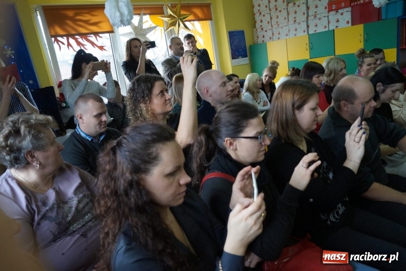 Zdjęcie w galerii na portalu naszraciborz.pl: Maryja ze smartfonem, dary dla Jezusa z Biedronki, czyli jasełka w Nędzy na wesoło  wiadomości z regionu