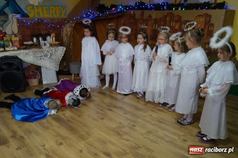 Zdjęcie w galerii na portalu naszraciborz.pl: Maryja ze smartfonem, dary dla Jezusa z Biedronki, czyli jasełka w Nędzy na wesoło  wiadomości z regionu