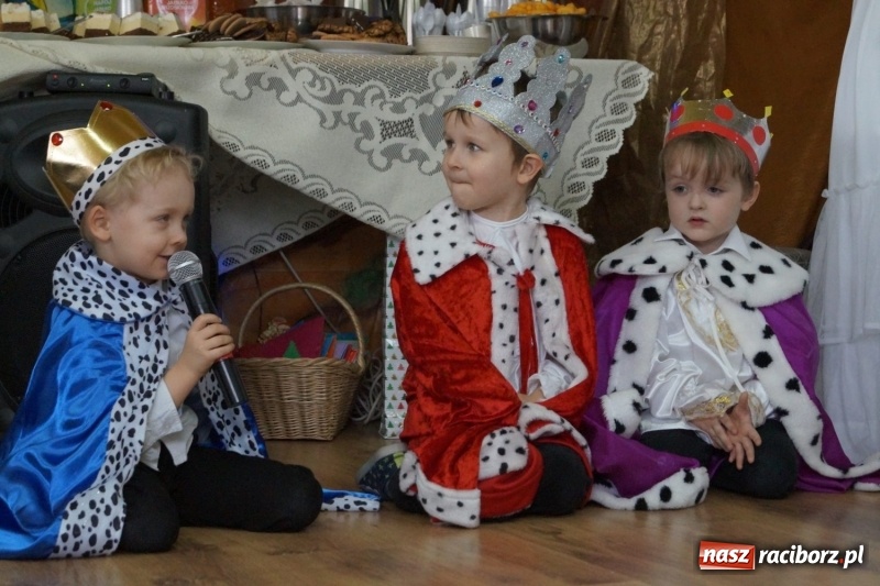 Zdjęcie w galerii na portalu naszraciborz.pl: Maryja ze smartfonem, dary dla Jezusa z Biedronki, czyli jasełka w Nędzy na wesoło  wiadomości z regionu