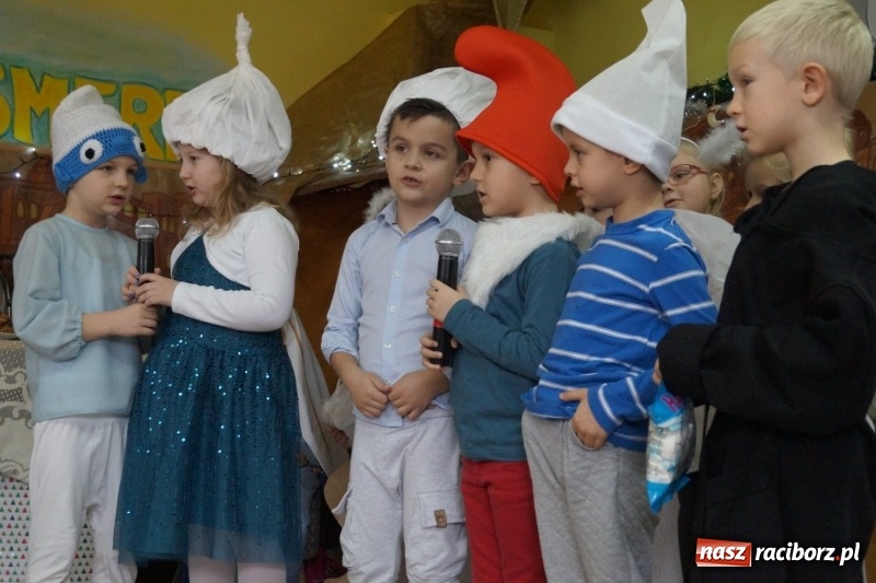 Zdjęcie w galerii na portalu naszraciborz.pl: Maryja ze smartfonem, dary dla Jezusa z Biedronki, czyli jasełka w Nędzy na wesoło  wiadomości z regionu