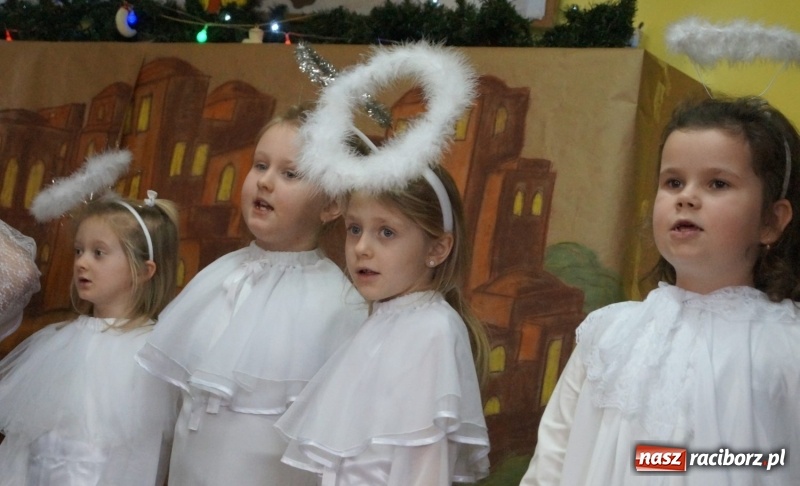 Zdjęcie w galerii na portalu naszraciborz.pl: Maryja ze smartfonem, dary dla Jezusa z Biedronki, czyli jasełka w Nędzy na wesoło  wiadomości z regionu