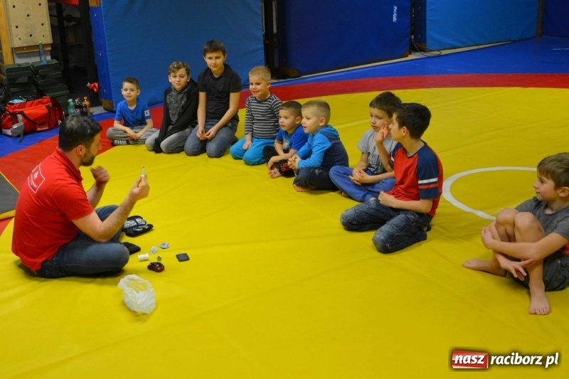 Zdjęcie w galerii na portalu naszraciborz.pl: Profilaktyka w klubie Łamator wiadomości z regionu