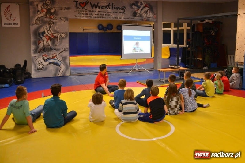 Zdjęcie w galerii na portalu naszraciborz.pl: Profilaktyka w klubie Łamator wiadomości z regionu