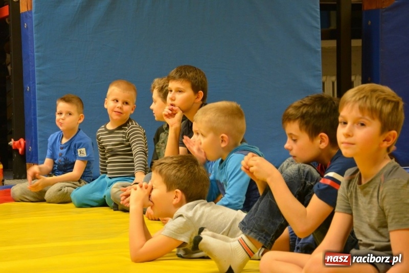 Zdjęcie w galerii na portalu naszraciborz.pl: Profilaktyka w klubie Łamator wiadomości z regionu