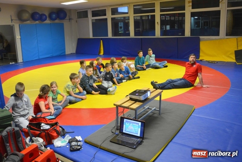 Zdjęcie w galerii na portalu naszraciborz.pl: Profilaktyka w klubie Łamator wiadomości z regionu