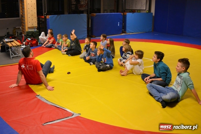 Zdjęcie w galerii na portalu naszraciborz.pl: Profilaktyka w klubie Łamator wiadomości z regionu