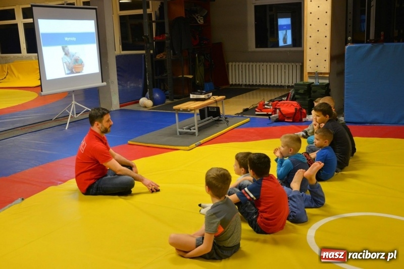 Zdjęcie w galerii na portalu naszraciborz.pl: Profilaktyka w klubie Łamator wiadomości z regionu