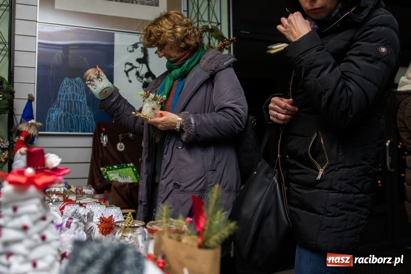 Zdjęcie w galerii na portalu naszraciborz.pl: Koncert kolęd i kiermasz w I LO wiadomości z regionu