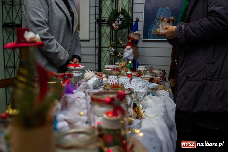 Zdjęcie w galerii na portalu naszraciborz.pl: Koncert kolęd i kiermasz w I LO wiadomości z regionu
