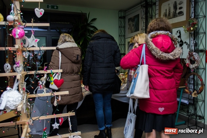 Zdjęcie w galerii na portalu naszraciborz.pl: Koncert kolęd i kiermasz w I LO wiadomości z regionu