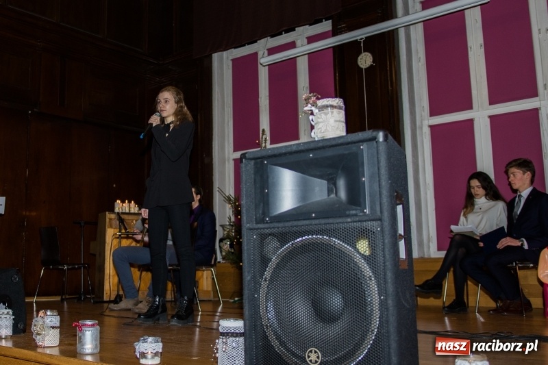 Zdjęcie w galerii na portalu naszraciborz.pl: Koncert kolęd i kiermasz w I LO wiadomości z regionu