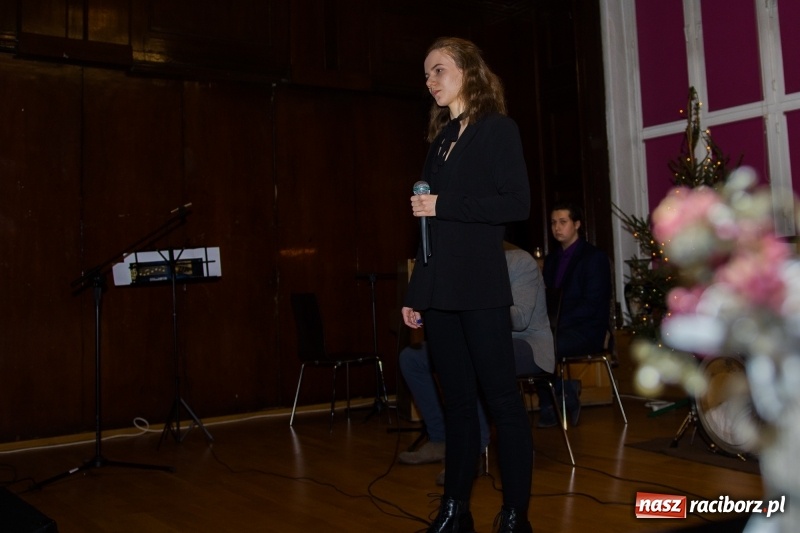 Zdjęcie w galerii na portalu naszraciborz.pl: Koncert kolęd i kiermasz w I LO wiadomości z regionu