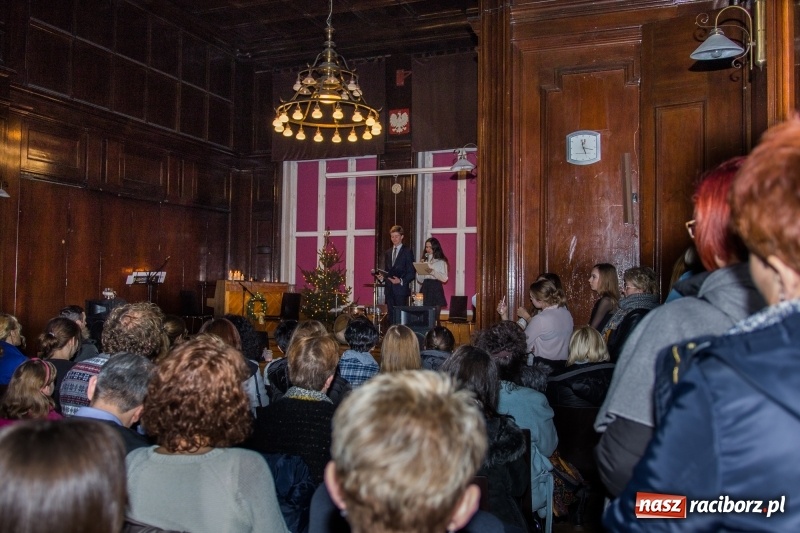 Zdjęcie w galerii na portalu naszraciborz.pl: Koncert kolęd i kiermasz w I LO wiadomości z regionu