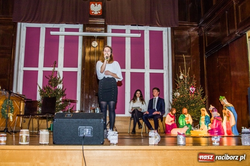 Zdjęcie w galerii na portalu naszraciborz.pl: Koncert kolęd i kiermasz w I LO wiadomości z regionu