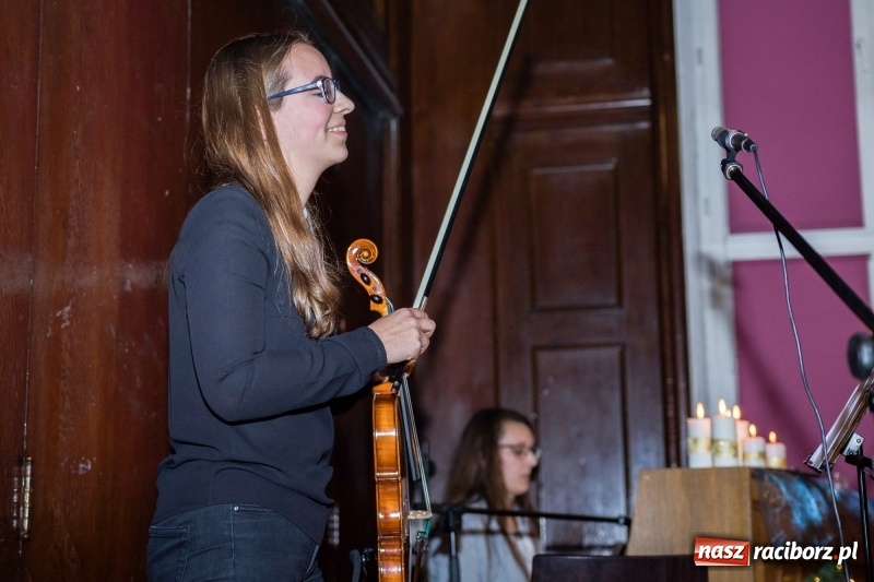 Zdjęcie w galerii na portalu naszraciborz.pl: Koncert kolęd i kiermasz w I LO wiadomości z regionu