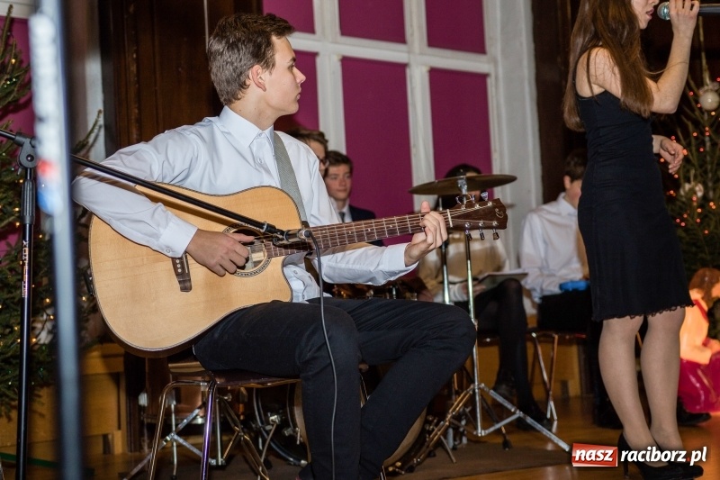 Zdjęcie w galerii na portalu naszraciborz.pl: Koncert kolęd i kiermasz w I LO wiadomości z regionu