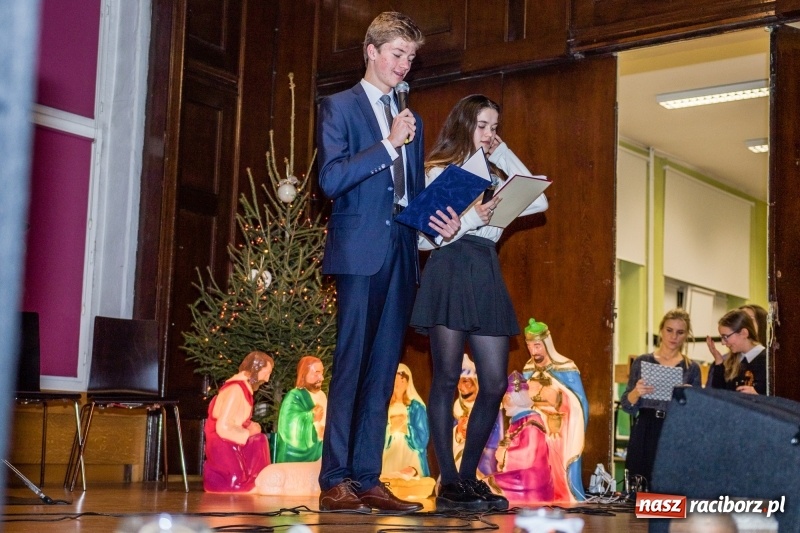 Zdjęcie w galerii na portalu naszraciborz.pl: Koncert kolęd i kiermasz w I LO wiadomości z regionu
