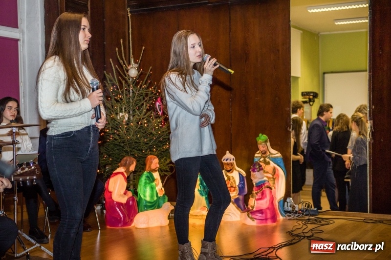 Zdjęcie w galerii na portalu naszraciborz.pl: Koncert kolęd i kiermasz w I LO wiadomości z regionu