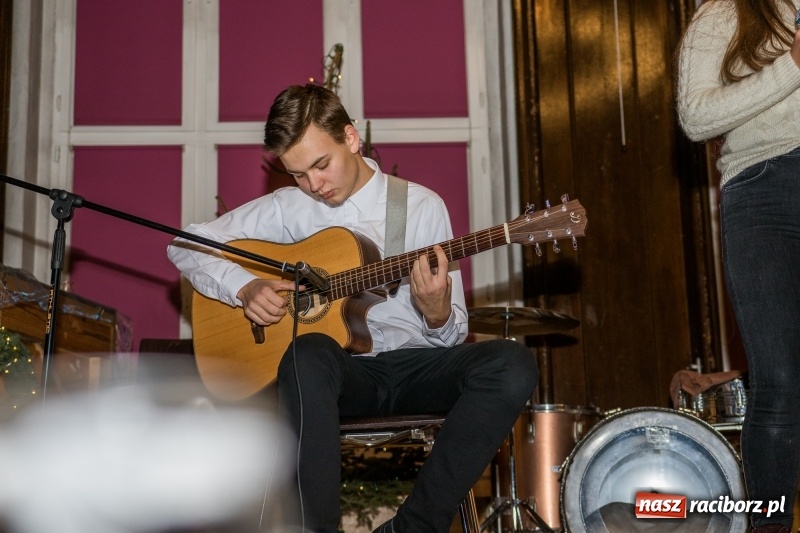 Zdjęcie w galerii na portalu naszraciborz.pl: Koncert kolęd i kiermasz w I LO wiadomości z regionu