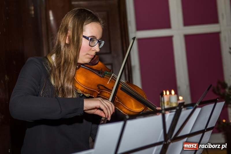 Zdjęcie w galerii na portalu naszraciborz.pl: Koncert kolęd i kiermasz w I LO wiadomości z regionu