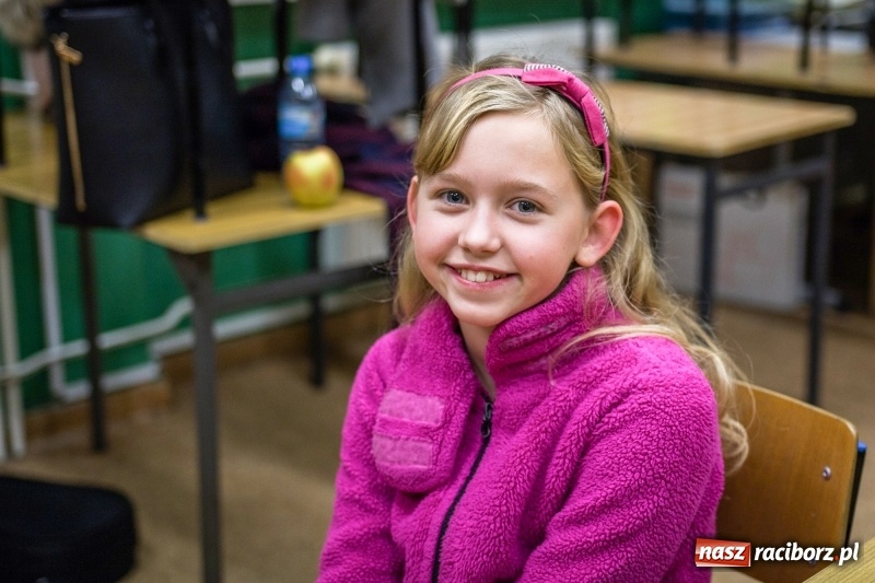 Zdjęcie w galerii na portalu naszraciborz.pl: Koncert kolęd i kiermasz w I LO wiadomości z regionu