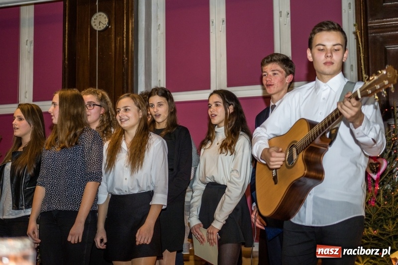 Zdjęcie w galerii na portalu naszraciborz.pl: Koncert kolęd i kiermasz w I LO wiadomości z regionu